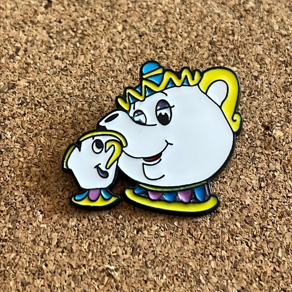 🔥3/$12 - Enamel Pin - Beauty & The Beast (Mrs. Potts)